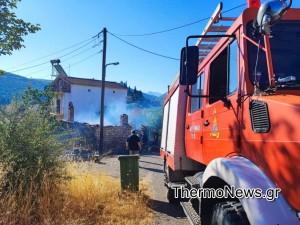 Θέρμο: Πυρκαγιά ξέσπασε δίπλα σε κατοικίες - Άμεση επέμβαση της Πυροσβεστικής