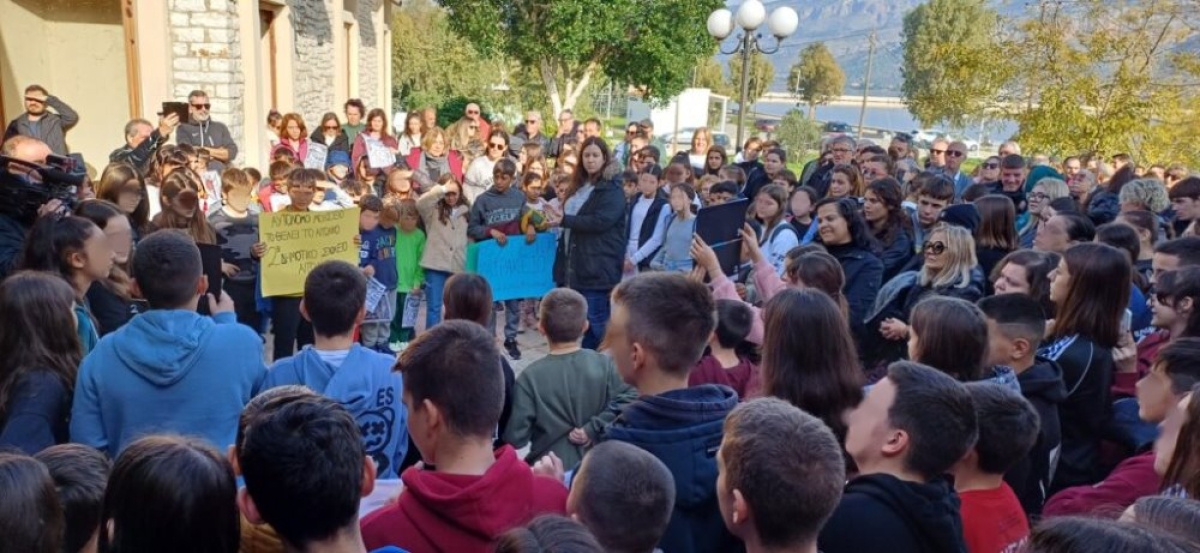 Μαζικη η κινητοποίηση κατοίκων και μαθητών στο Αιτωλικό για το Κατράκειο (φωτο)