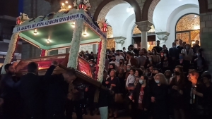 Επιτάφιος: συρροή πιστών και μεγάλη συγκίνηση στις εκκλησίες του Αγρινίου (φωτό-βίντεο)