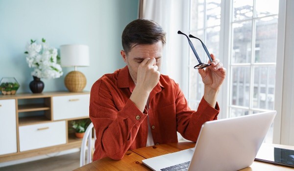 Πάνω από 7 στους 10 ενήλικες νιώθουν καθημερινά κόπωση: Στριφογυρίζουν στο κρεβάτι από τις έγνοιες που έχουν