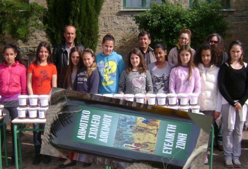 Μαθητές του Αγρινίου περιποιούνται ελιές και προσφέρουν λάδι σε κοινωφελή ιδρύματα