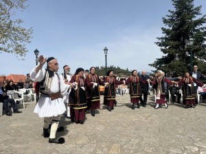 Παραδοσιακό «Γαϊτανάκι» και γλέντι στην Ανάληψη Θέρμου την Δευτέρα του Πάσχα