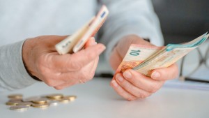 Aπό σήμερα σε ισχύ ο νέος κατώτατος μισθός: Ποιοι ωφελούνται και τι ποσά θα λάβουν