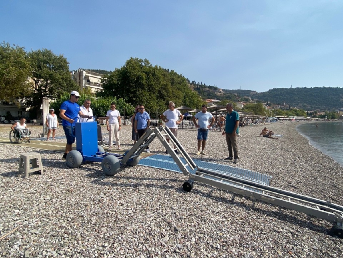 Ξεκίνησε η λειτουργία του “Sea Access” στην παραλία Ψανής στη Ναύπακτο για τα ΑμεΑ