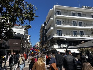 «Βουλιάζει» από κόσμο το κέντρο του Αγρινίου (φωτο)