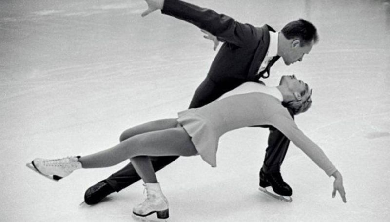 Χρυσοί Ολυμπιονίκες χόρεψαν στον πάγο σαν να ήταν η πρώτη τους φορά - Εκείνος 83 και εκείνη 79 χρόνων (φωτό)
