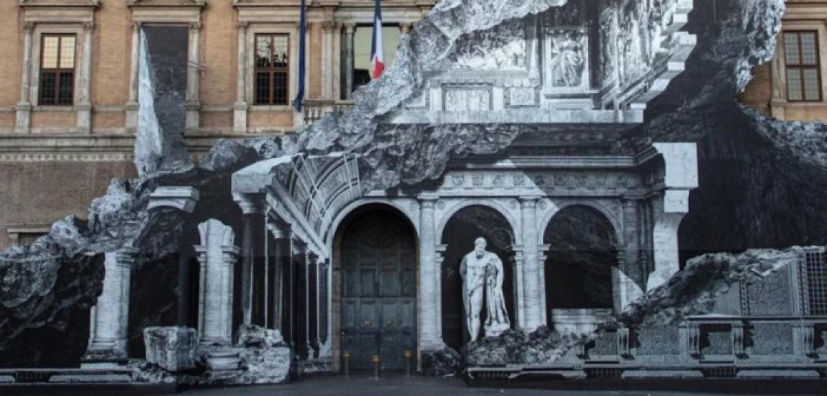 Απίστευτη οφθαλμαπάτη: Καλλιτέχνης «άνοιξε τρύπα» στον τοίχο και φαίνεται το εσωτερικό του Palazzo Farnese στη Ρώμη