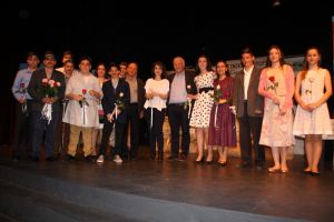Χειροκροτήθηκε από το κοινό η θεατρική παράσταση του Γυμνασίου Καλυβίων
