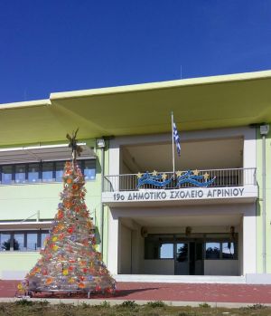 Ξεχωριστό το χριστουγεννιάτικο δένδρο στο 19ο δημοτικό σχολείο Αγρινίου