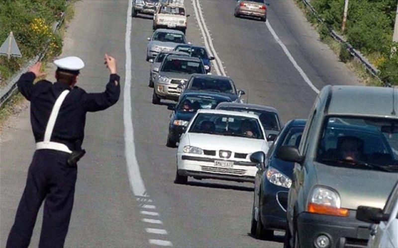 Αιτωλοακαρνανία: Διανομή ενημερωτικών φυλλαδίων τροχαίας από αστυνομικούς σε σχολεία