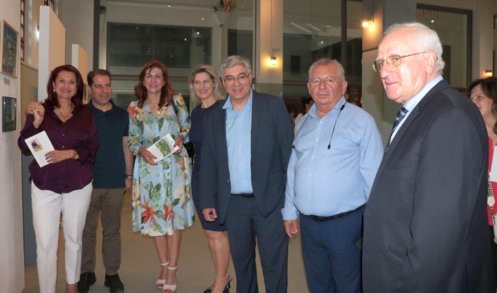 Αγρίνιο: Εγκαινιάστηκε η έκθεση κολάζ γραμματοσήμων του Αθανασίου Τσουράπη. Η έκθεση θα διαρκέσει έως 22 Ιουνίου 2025