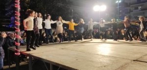 Αγρίνιο: Αστείρευτο κέφι στην κεντρική πλατεία από τη ΓΕΑ με σύγχρονο και παραδοσιακό χορό (εικόνες)