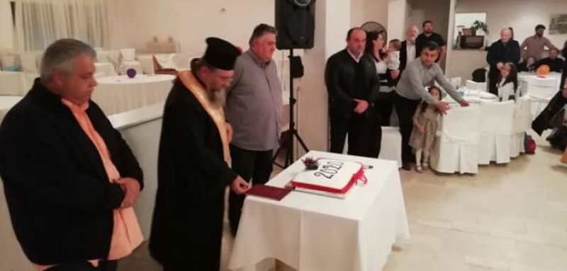 Αμφιλοχία: Η «οικογένεια» των ΤΑΞΙ έκοψε την πρωτοχρονιάτικη πίτα