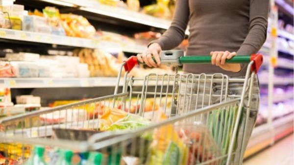 Πόσο αυξήθηκαν οι τιμές στα ράφια των σούπερ μάρκετ: Τα προϊόντα που καταγράφουν άνοδο πάνω από 5%