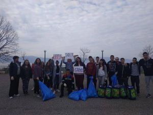 “Let’s do it Greece”: Εθελοντικός καθαρισμός στην Παραβόλα από μαθητές λυκείου (φωτο)