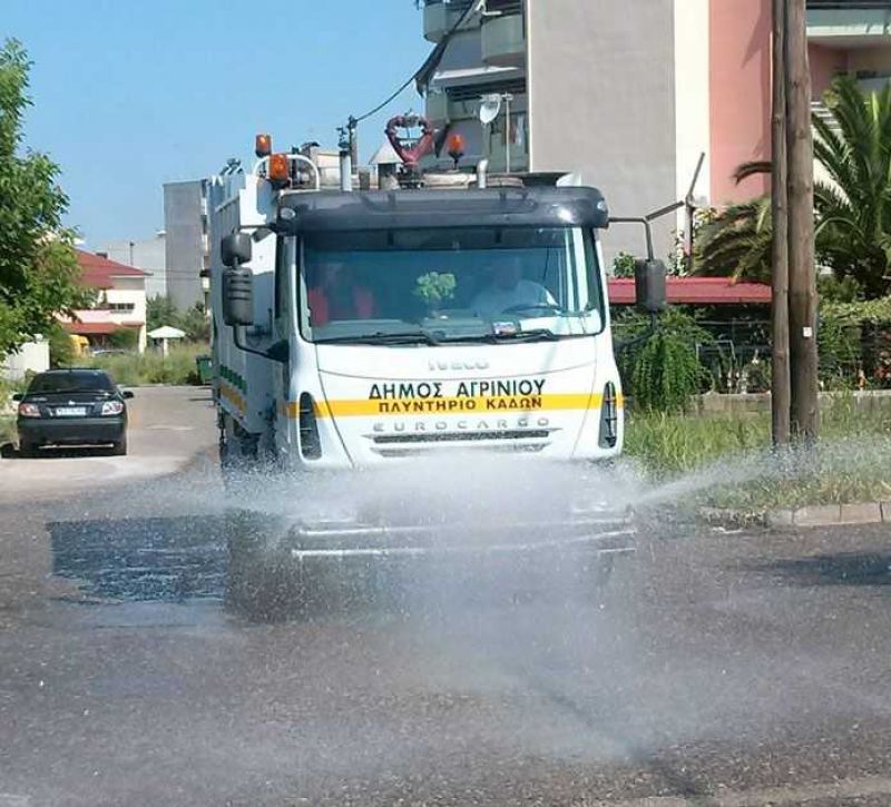 Σε πλήρη εξέλιξη το πλύσιμο και η απολύμανση κάδων στο Αγρίνιο