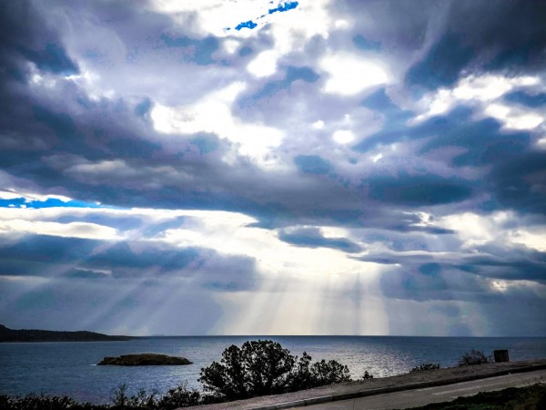Καιρός σήμερα: Συννεφιασμένη Κυριακή με 34άρια στην Δυτική Ελλάδα