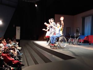 Το Δη.Πε.Θε. Αγρινίου συμμετείχε στον εορτασμό της Παγκόσμιας Ημέρας  Ατόμων με Αναπηρία με το  βραβευμένο έργο του Ρόι Κιφτ σε σκηνοθεσία της Γιούλης Μαρούση.