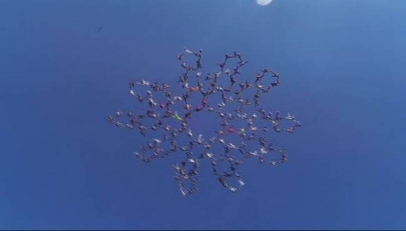 Έσπασαν το ρεκόρ: 164 skydivers στον αέρα (vid)