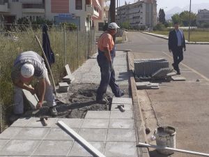Σε εξέλιξη βρίσκονται εργασίες επιδιόρθωσης και αποκατάστασης πεζοδρομίων της πόλης από τον Δήμο Αγρινίου.