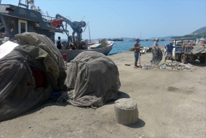Καθάρισαν τα σκουπίδια από τα δίχτυα στην παραλία του Αστακού (φωτο)