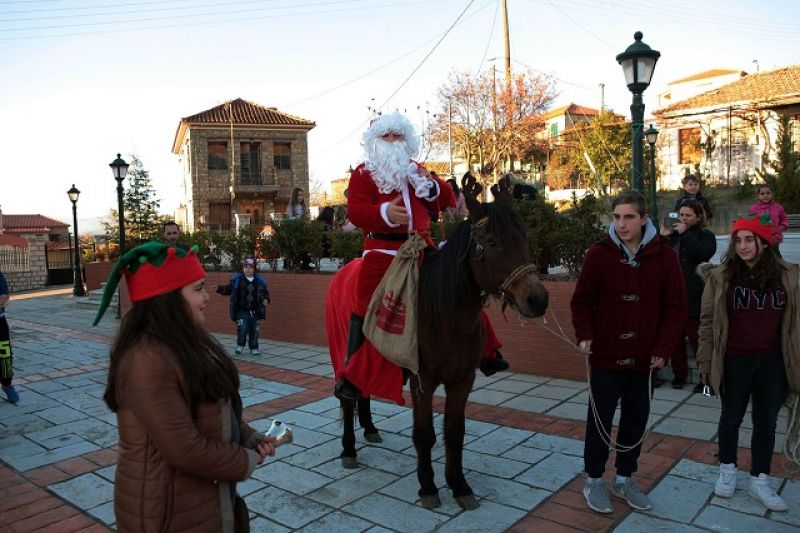 O Άγιος Βασίλης μοίρασε δώρα στο Ελαιόφυτο (φωτο)