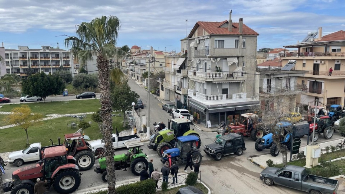 Δυναμική κινητοποίηση των αγροτών, με τρακτέρ και μαύρες σημαίες στο κέντρο του Μεσολογγίου (φωτο-video)