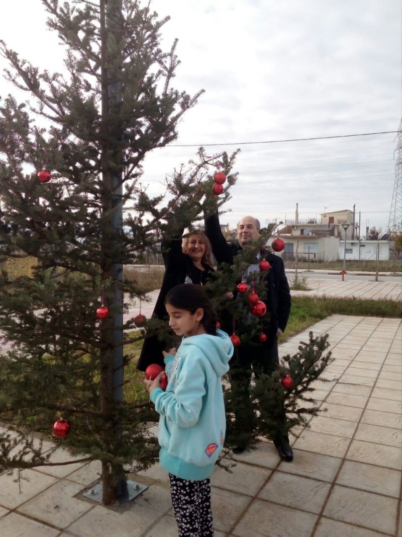 Με γιορτινή διάθεση μαθητές παιδικών σταθμών στόλισαν τα χριστουγεννιάτικα δέντρα σε πλατείες του Αγρινίου