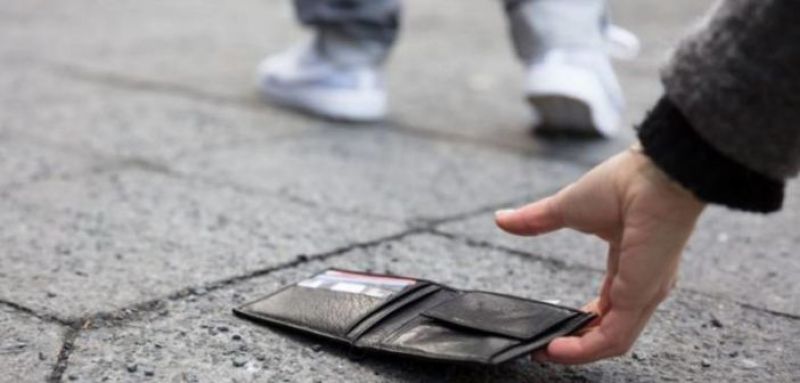 Αιτωλικό: Βρήκε και παρέδωσε στην αστυνομία πορτοφόλι με 1000 ευρώ 26χρονος