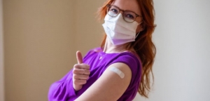 Συμβουλές από Έλληνες γιατρούς για μετά τον εμβολιασμό – Πώς προλαμβάνονται οι θρόμβοι