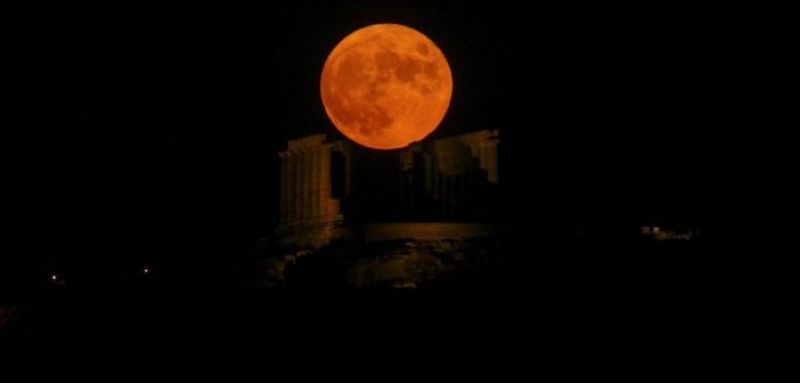 Εικόνες: Νύχτα μαγείας με το ολόγιομο αυγουστιάτικο φεγγάρι