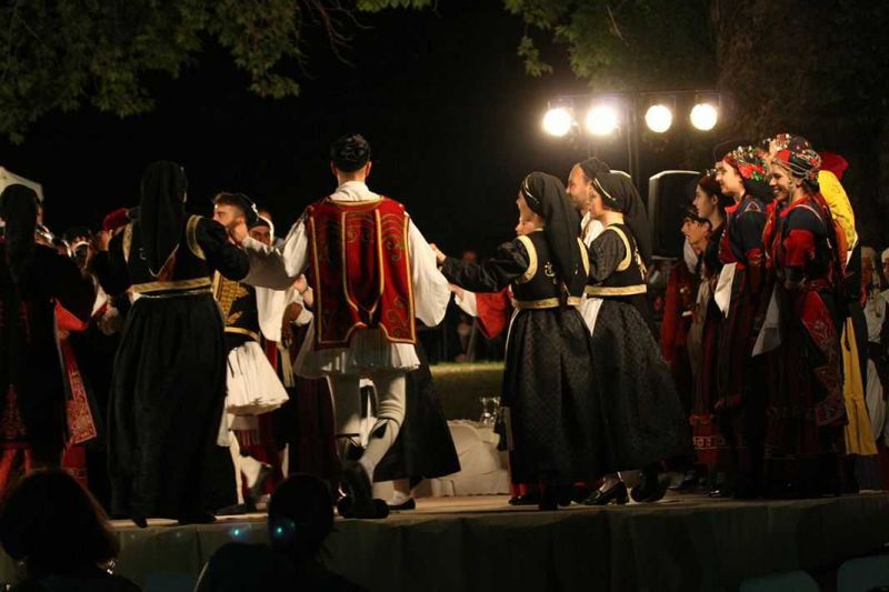 Δεκάδες χορευτές χόρεψαν δίπλα στην Τριχωνίδα (ΦΩΤΟ)