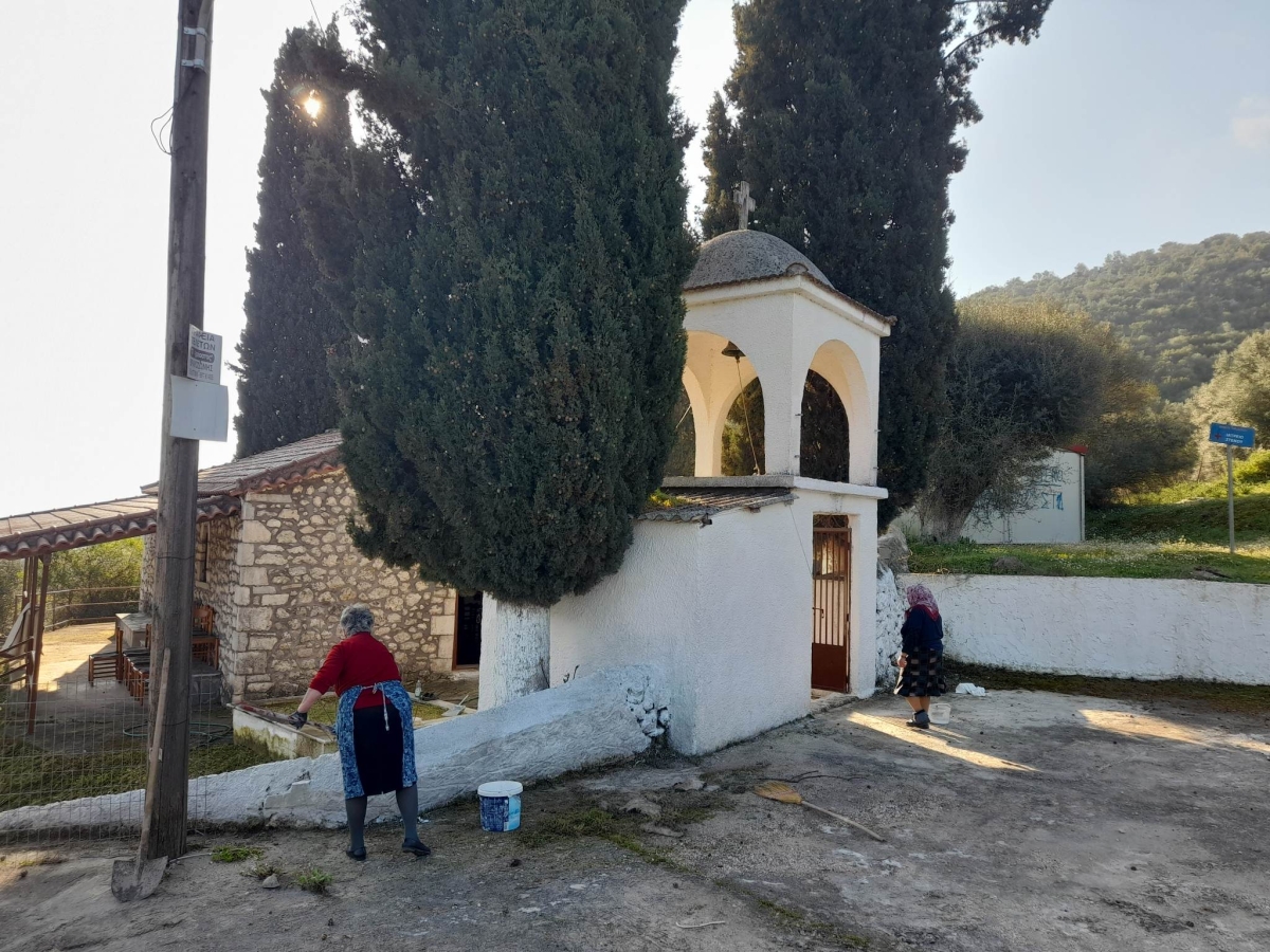 Στενό Πογωνιάς: Οι γυναίκες του χωριού ανέλαβαν… δράση κι άσπρισαν την εκκλησία τους (φωτο)