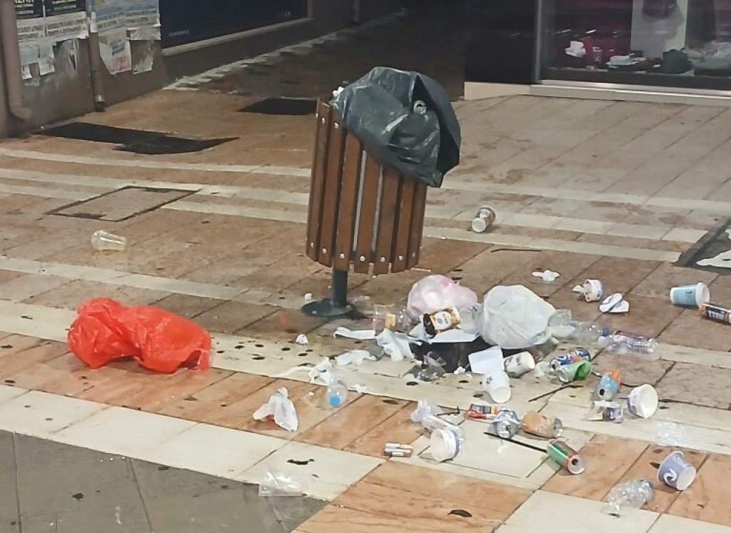 Αγρίνιο: εντοπίστηκαν οι νεαροί για τους βανδαλισμούς στο κέντρο – Θα πληρώσουν τις ζημιές, λένε