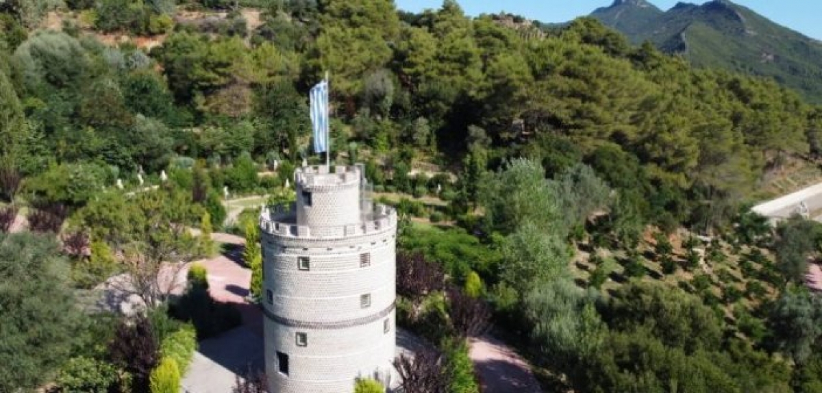 Γαβρολίμνη: Ο Λευκός Πύργος της Ναυπακτίας από μπουκάλια που πρέπει να επισκεφτείτε (βίντεο)
