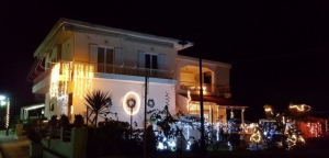 Καλύβια: Ο Χριστουγεννιάτικος “φωτεινός” κήπος της Νίκας Ζαπαντιώτη!