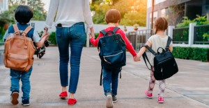 Είδος υπό εξαφάνιση οι τρίτεκνοι στην Ελλάδα: Φόροι και χαμηλά επιδόματα φρενάρουν τη δημιουργία οικογένειας