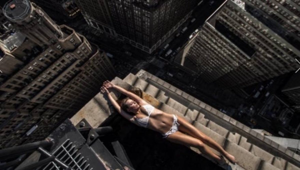 Μοντέλα ποζάρουν πάνω στους πιο ψηλούς ουρανοξύστες και «κόβουν» την ανάσα (φωτό)