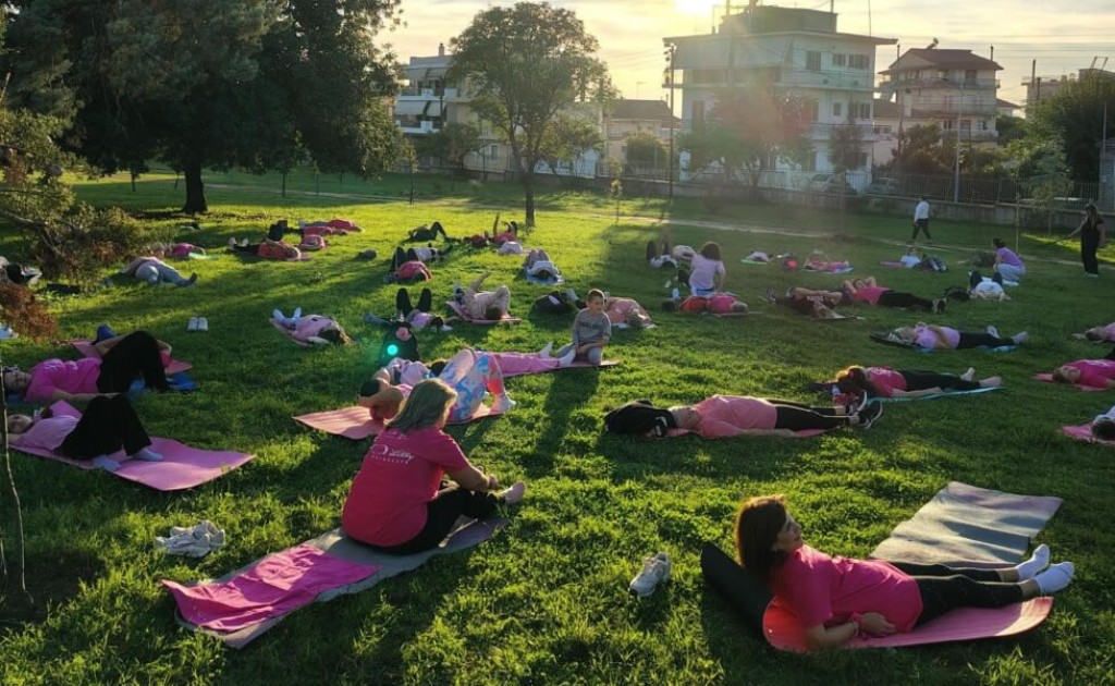Aγρινιώτισσες γυμνάστηκαν στο πάρκο με πιλάτες και έστειλαν μήνυμα κατά του καρκίνου του μαστού