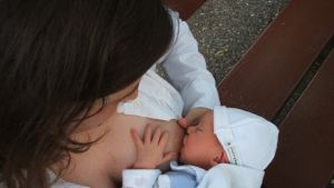 Ελληνίδες και θηλασμός: Πόσες νέες μητέρες θηλάζουν τα παιδιά τους, πότε σταματούν και γιατί