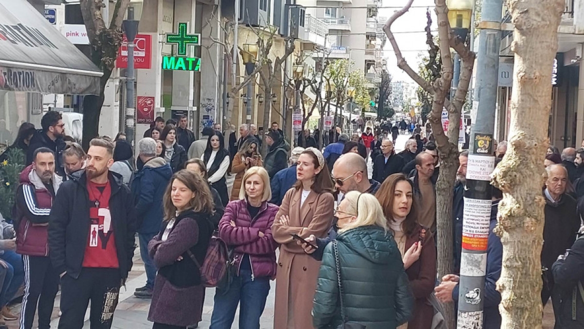 Αγρίνιο: Με συγκέντρωση στον πεζόδρομο της Παπαστράτου διαμαρτυρήθηκαν οι έμποροι για την τραγωδία στα Τέμπη