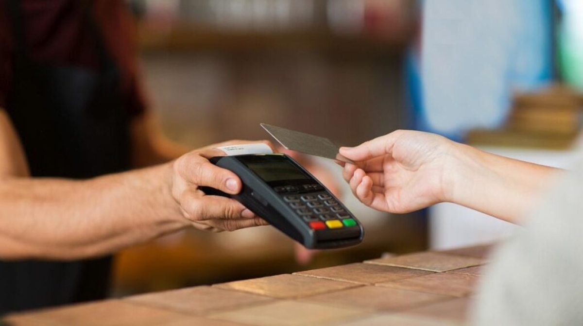 Η ΕΣΕΕ ζητά παράταση στη διασύνδεση POS – ταμειακών και ψηφιακής κάρτας εργασίας