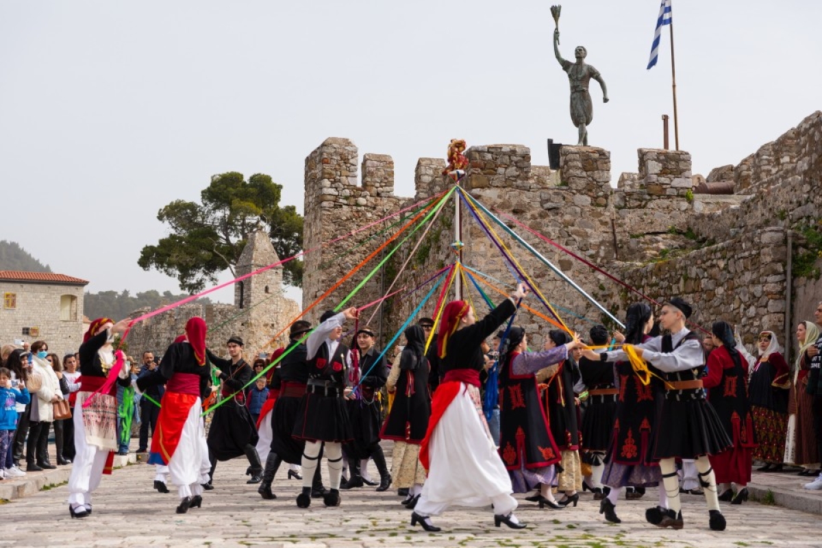 Με παραδοσιακό γαϊτανάκι στο Ενετικό Λιμάνι  γιόρτασε η Ναύπακτος την Καθαρά Δευτέρα