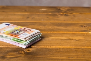Μπαράζ πληρωμών φέρνει το 2021 – Ποιοί πάνε ταμείο και πότε