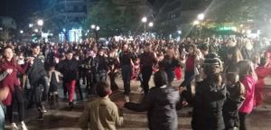 Αγρίνιο: Το γαϊτανάκι της Τσικνοπέμπτης στην Πλατεία Δημοκρατίας (ΔΕΙΤΕ ΦΩΤΟ)