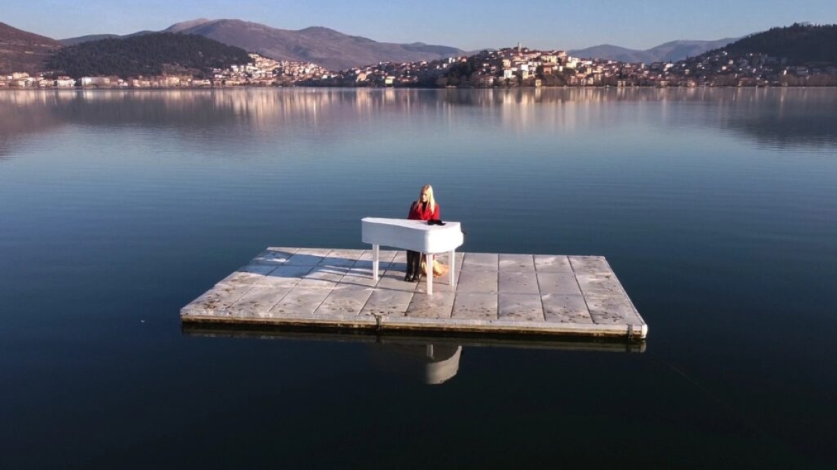 Η «ιπτάμενη πιανίστρια» από τη Λάρισα έπαιξε πιάνο στη μέση της λίμνης της Καστοριάς