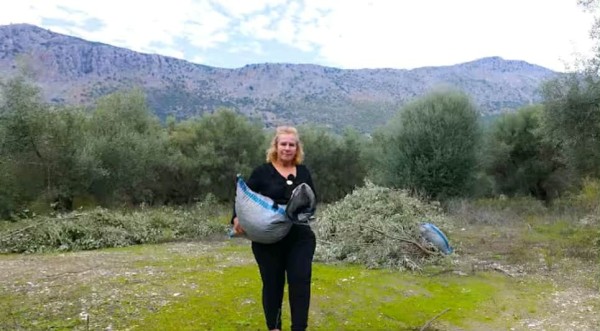 Αιτωλοακαρνανία: Μαζεύει ελιές τραγουδώντας – Συγκλονίζει με τη φωνή της (Βίντεο)