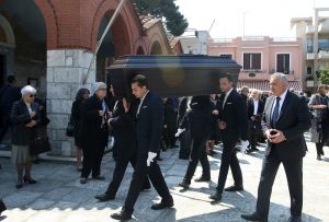 Συγκίνηση στην κηδεία του Δημήτρη Παπαποστόλου