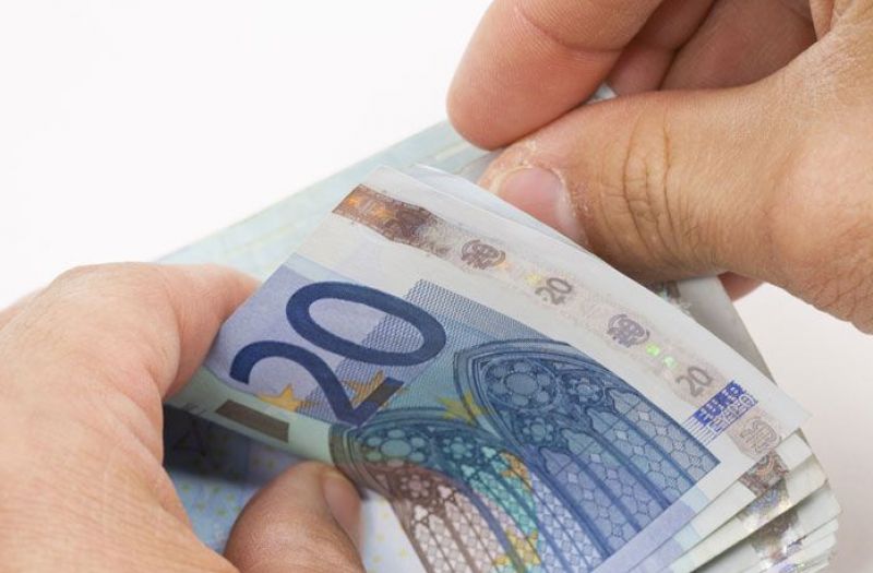 Αναδρομικά έως 6.147 ευρώ για συνταξιούχους Δημοσίου και ΙΚΑ (ΠΙΝΑΚΕΣ)