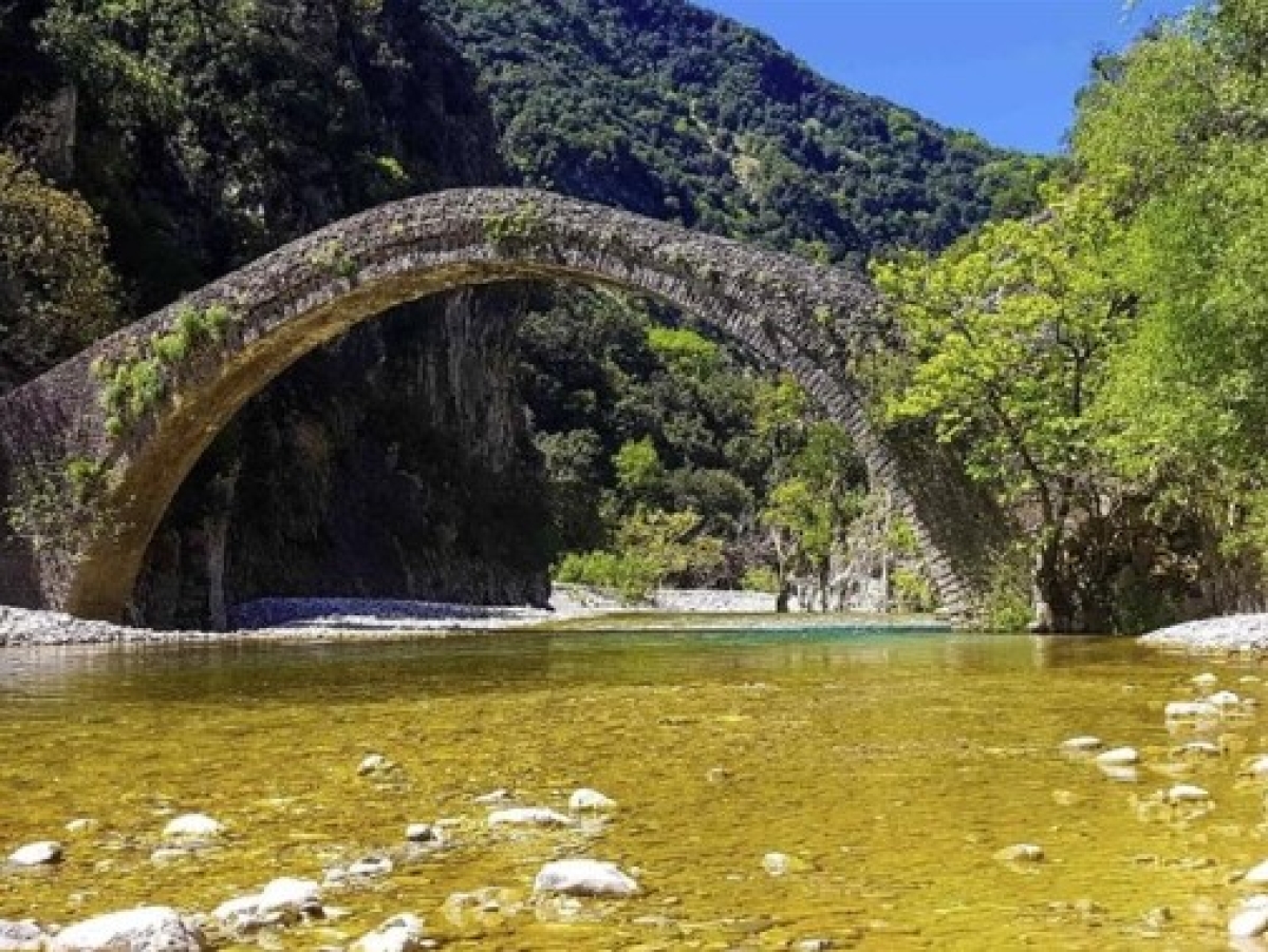 Το εντυπωσιακό Μεσαιωνικό γεφύρι της Αρτοτίβας στην Αιτωλοακαρνανία (video) (www.thebest.gr)